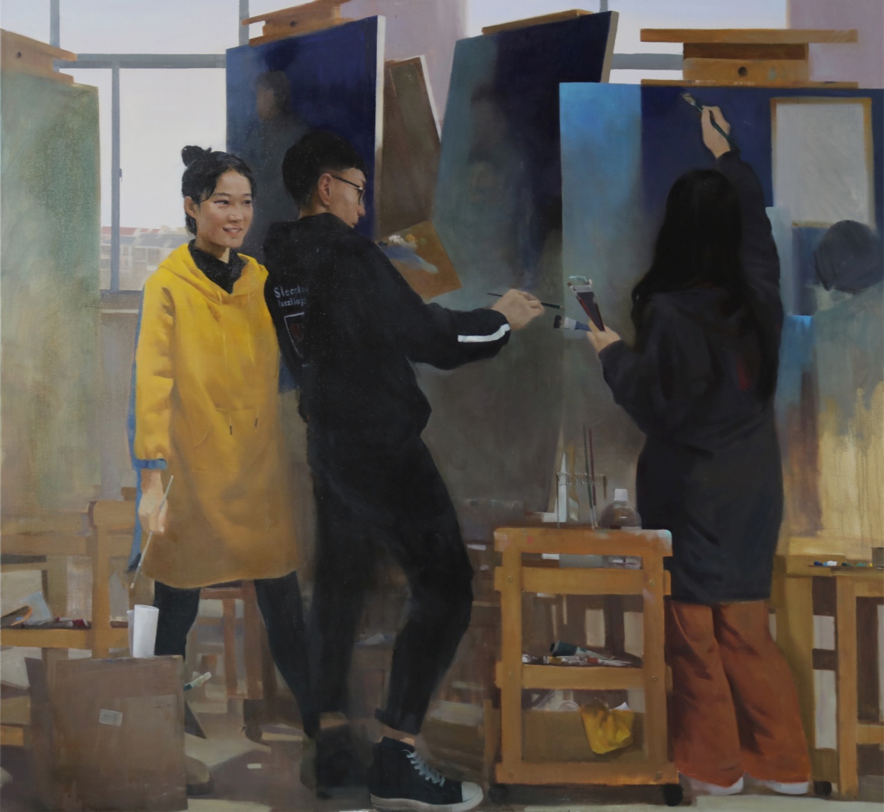 一些人站在室内中度可信度描述已自动生成